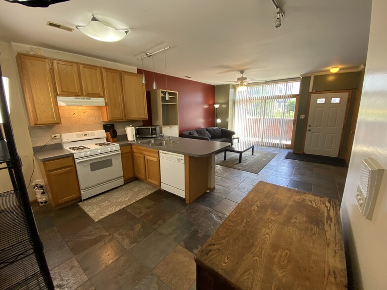 Kitchen / Family Room - 2442 W Fillmore St