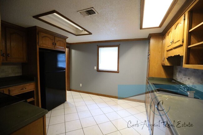 Building Photo - 1405 Pratt Cir