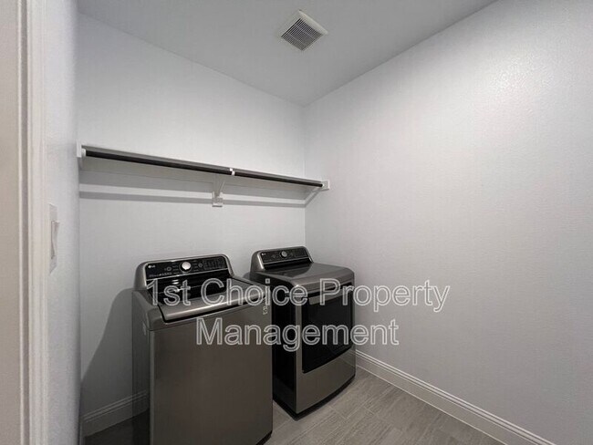 Building Photo - 2101 Sun Star Dr