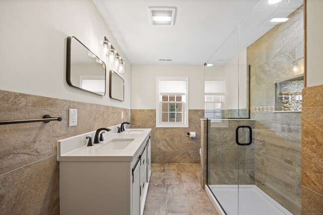 Building Photo - 38 Longvue Dr
