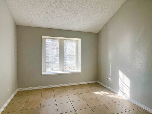 Building Photo - 18586 N Lyford Dr