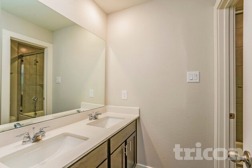 Building Photo - 9835 Willow Creek Commerce Dr