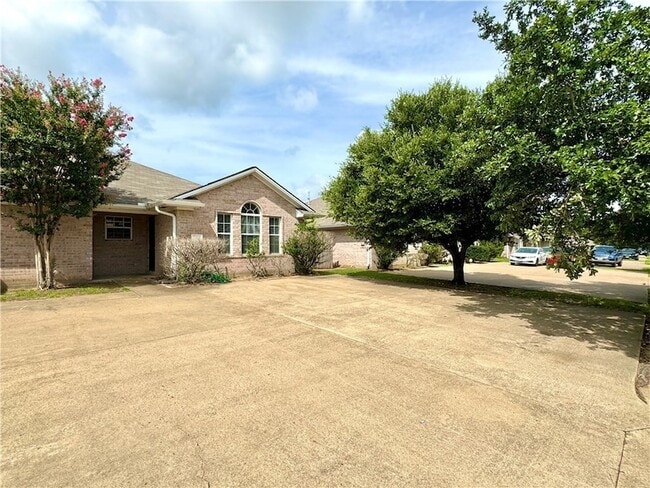 Building Photo - 2330 Trace Meadows