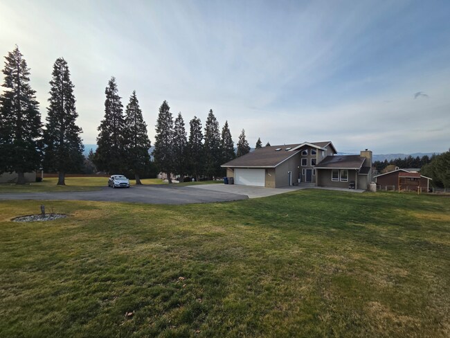 Building Photo - Grandiose Home on 1 Acre -- in East Wenatchee for Rent!!