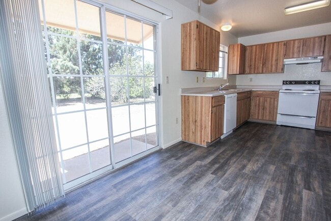 Building Photo - Triplex with Garage