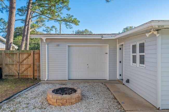 Building Photo - 3 bedroom in Mary Esther Heights!