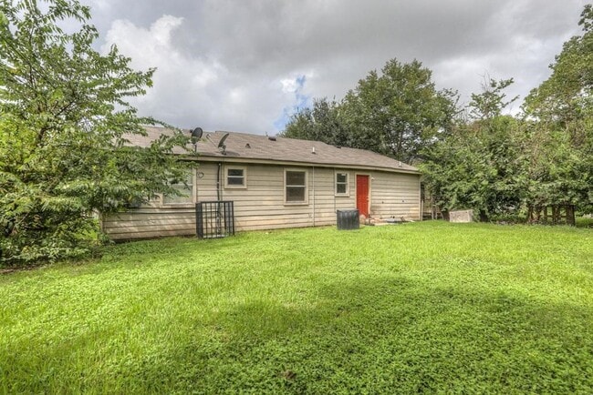 Building Photo - 9421 Sierra Dr
