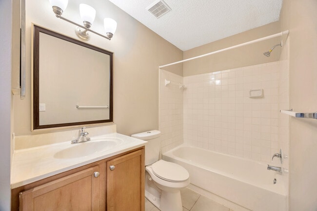 Building Photo - Lake Parsons Green