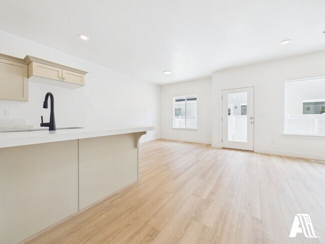 Building Photo - 453 E 650 N