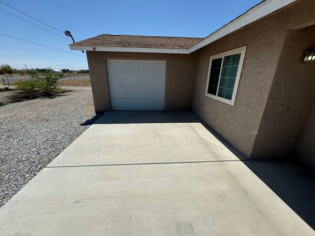 Building Photo - Charming 3-bedroom home located in the picturesque town of Pahrump!