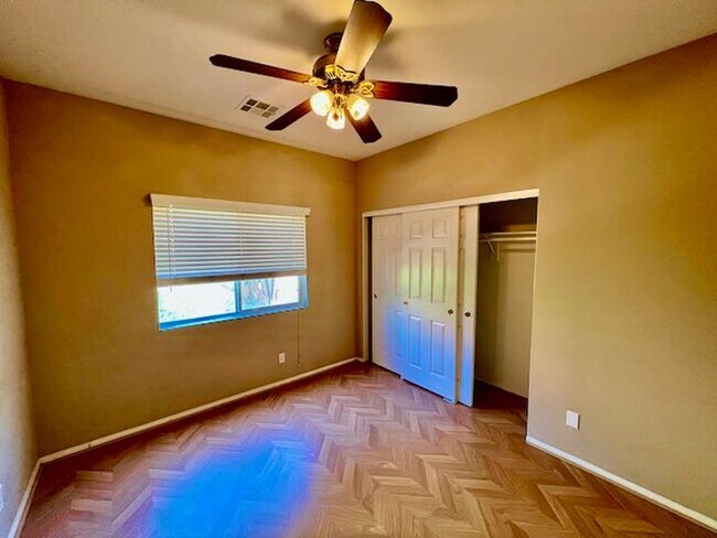 Building Photo - Sunridge Stunner! 4 Bedrooms!