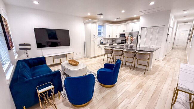 Building Photo - 214 C St