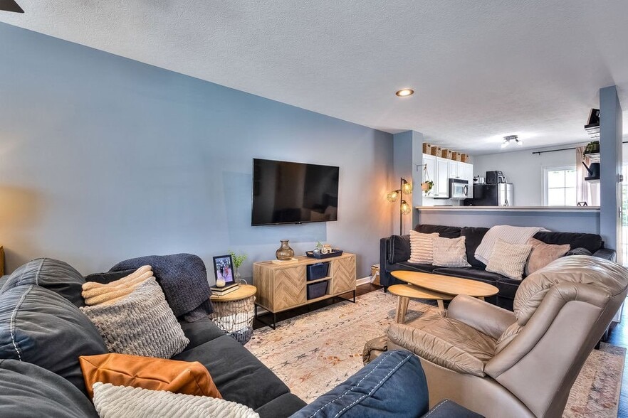 Building Photo - 7236 Colonial Affair Dr