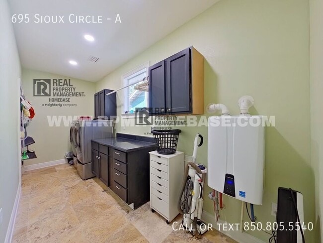 Building Photo - 695 Sioux Cir