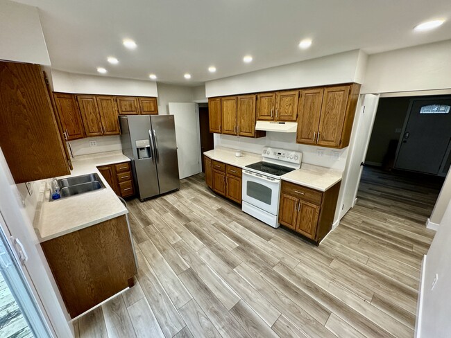 Main Kitchen - 1811 Clifford Dr