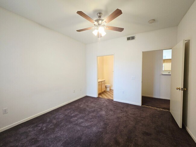 Building Photo - BEAUTIFUL 2 BEDROOM / 2 BATH LOWER LEVEL C...
