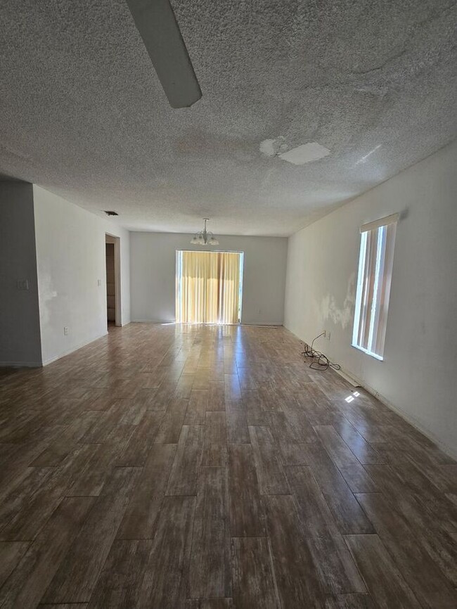 Building Photo - Large 4 Bedroom 2 & 1/2 Bath - 2 story Hom...