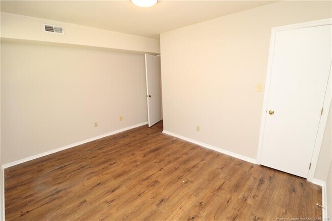 Building Photo - 3905 Lexington Dr
