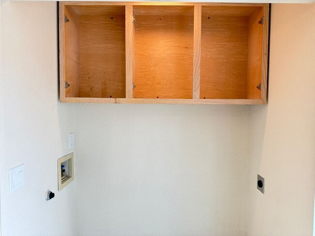 Building Photo - Updated 3-bedroom 1.5 bath duplex in Eugene!