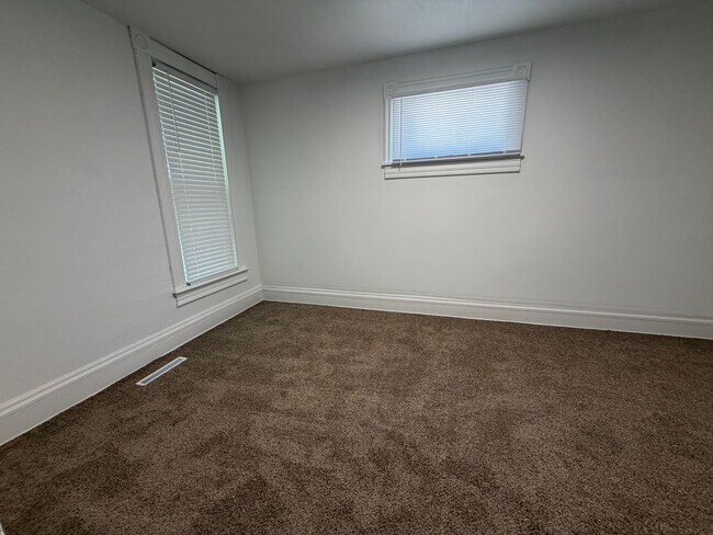Building Photo - Newly Updated 2 Bedroom House with off street parking!