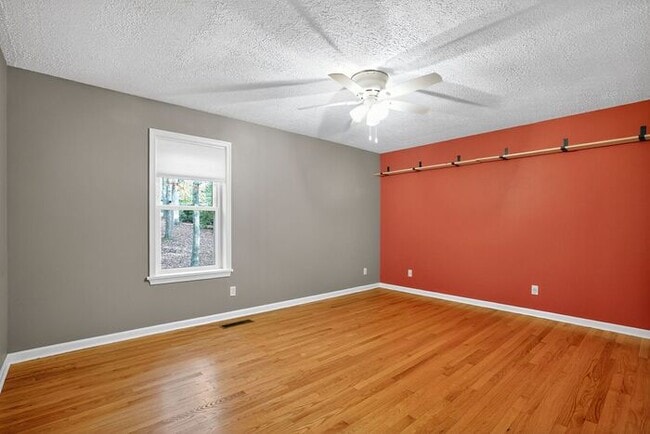 Building Photo - 23259 Laurel Hill Dr