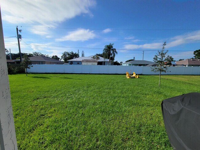 Building Photo - 452 NW Riverside Dr