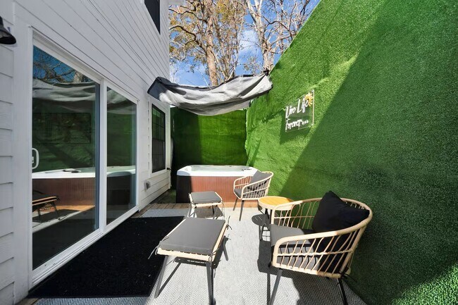 Building Photo - 6747 Peerless St