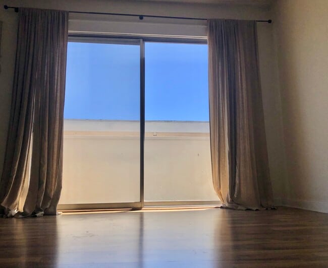 balcony - 960 Larrabee St