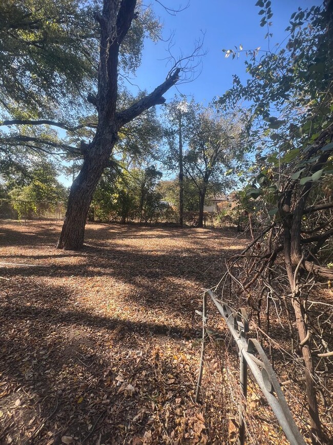 Building Photo - East Waco, Corner lot, Large backyard