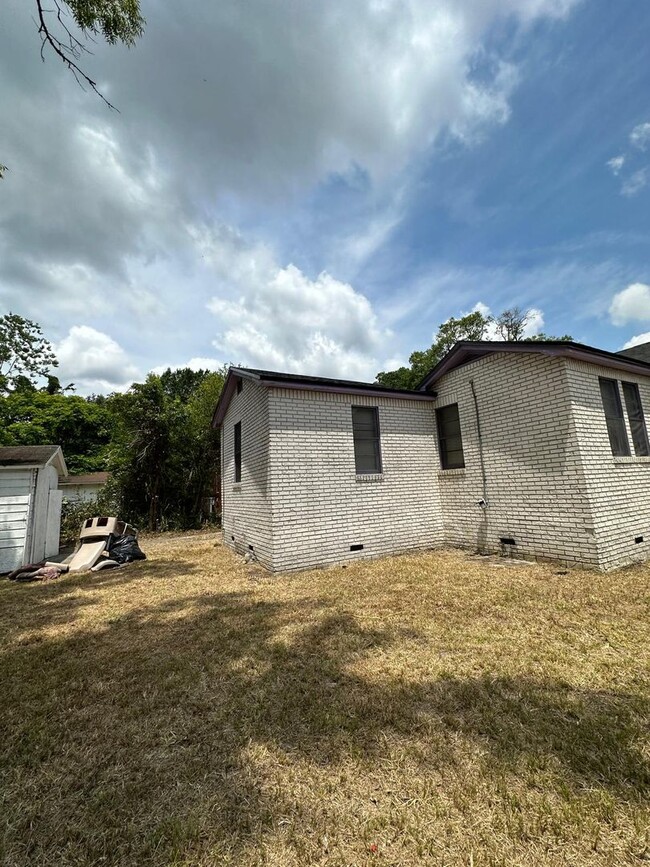 Building Photo - Fully Renovated 3/2 Available for Immediat...