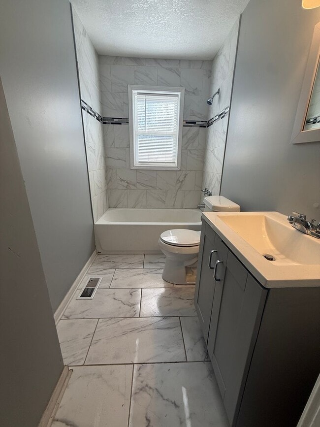 Building Photo - Spacious 2-bedroom, 1-bath home featuring all-electric utilities for efficient living!