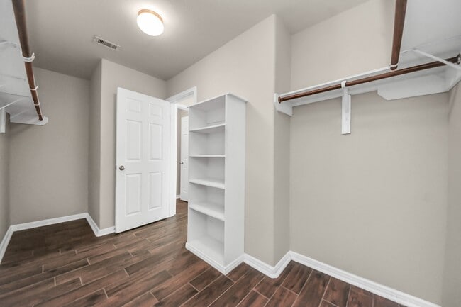 Building Photo - 6802 Level Pond Ln