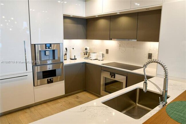 Building Photo - 15701 Collins Ave