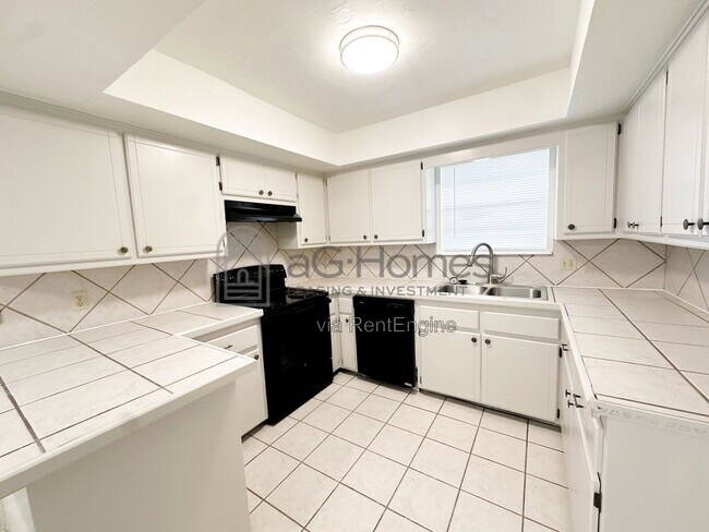 Building Photo - 909 Cherrywood Ln