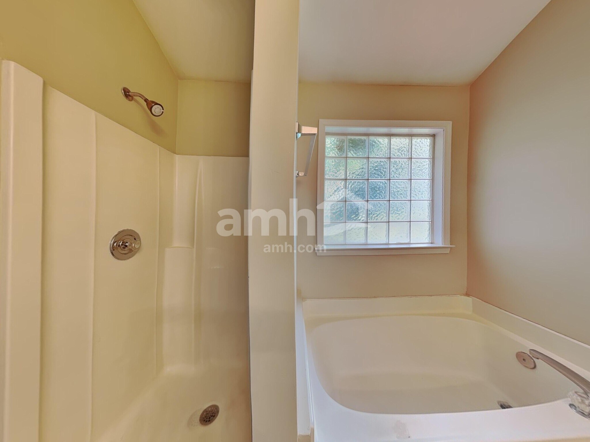 Building Photo - 612 Hanska Way