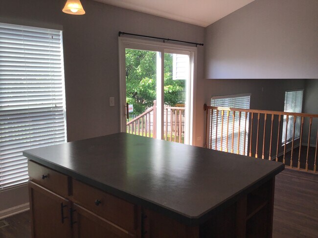 Building Photo - 1559 Parkside Dr