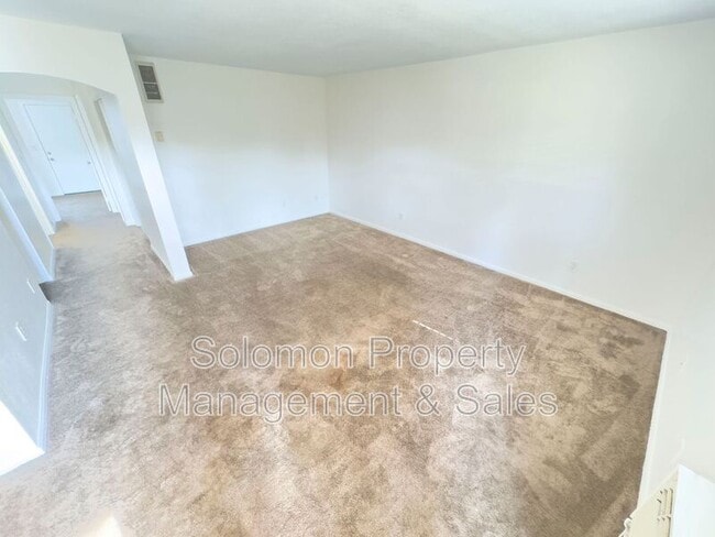 Building Photo - 2094 E Grand Ave