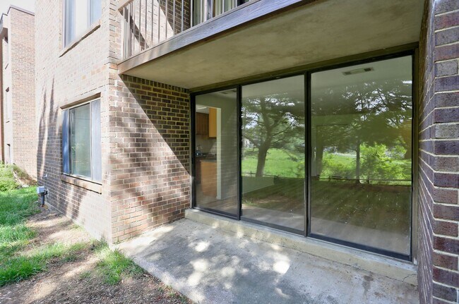 Building Photo - 2 BR/2 BA Garden Level Condo
