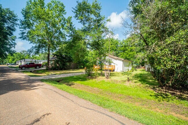Building Photo - 11579 Persimmon St