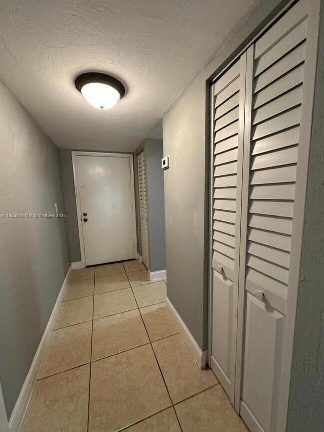 Building Photo - 13707 Kendale Lakes Cir
