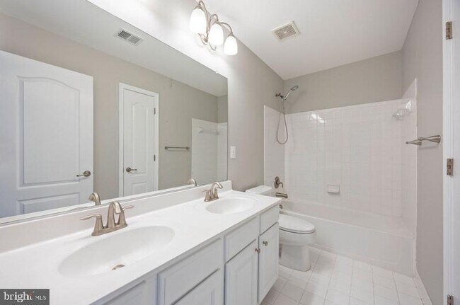 Building Photo - 844 Oriole Ave