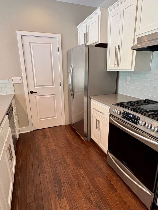 Building Photo - Central Point - Refined Townhouse with Dual Primary Suites