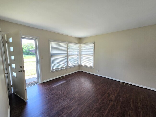 Building Photo - Newly remodeled 3 bed/1 bath home with a 1...
