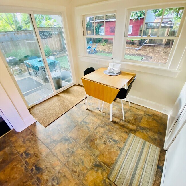 Building Photo - 3115 NE Schuyler St