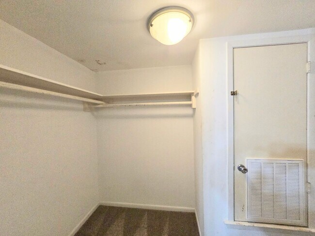 Building Photo - 3103 Eisenhauer Rd