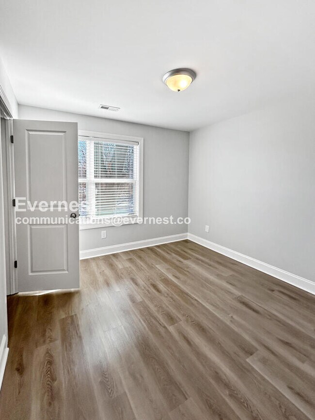 Building Photo - 3 Bed/2.5 Bath Home with Off-Street Parking / Pet-Friendly / Vouchers Accepted