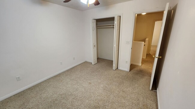 Building Photo - 2 bed 1.5 bath unit in the Meadows