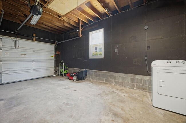 Building Photo - PINEWELL
