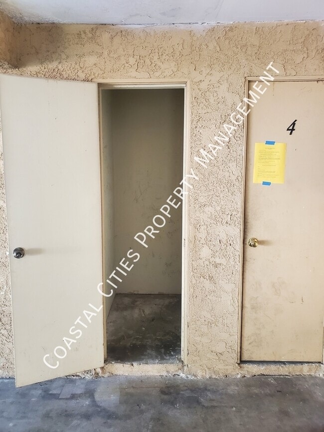 Building Photo - 2429 College Ln