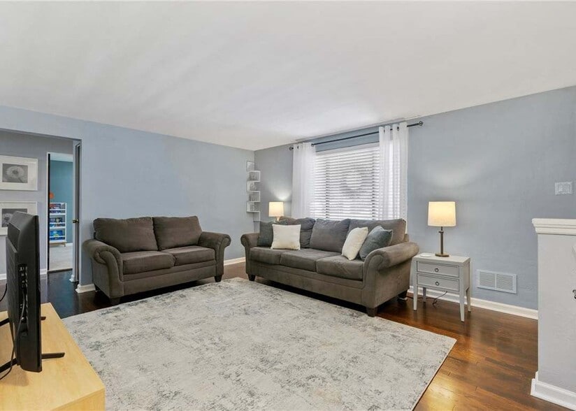 Building Photo - 699 Doris Dr